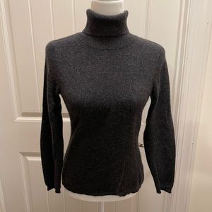 Charcoal Gray Ann Taylor 100% cashmere turtleneck. Size SP.